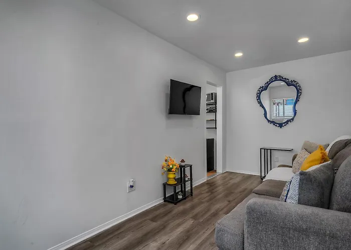 Cozy 1-Bedroom With Outdoor Seating Area Close To West Hollywood